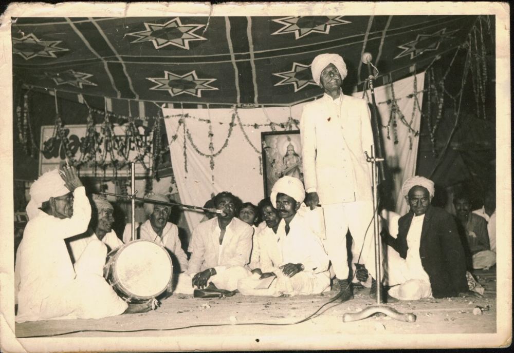 Fig.1. In the early 1980’s, maach artists performing at Jaisinghpura, a popular junction to perform maach in Ujjain. Most of the performers are farmers who doubled up as maach performers by night (Courtesy: Mitali Trivedi)