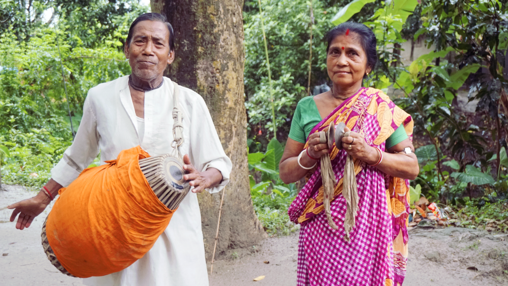 Fig. 7: Akulbala Sarkar, the first woman khon artist along with her husband Ramani Kanta Sarkar, who is the chief composer of her group, Mohisbathan Naarikolyan Samiti, comprising mostly women artists.​​​​​​​