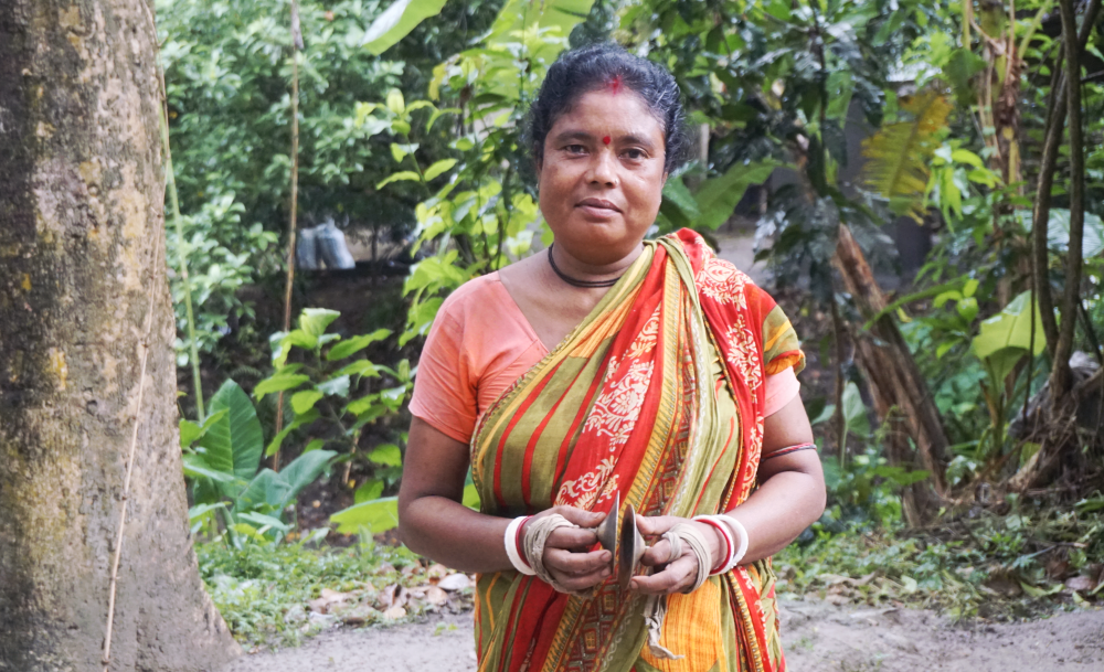 Fig. 8: Chitra Sarkar from Akulbala Sarkar’s khon group is seen practising with her kartal for the shows scheduled for the winter of 2019. 