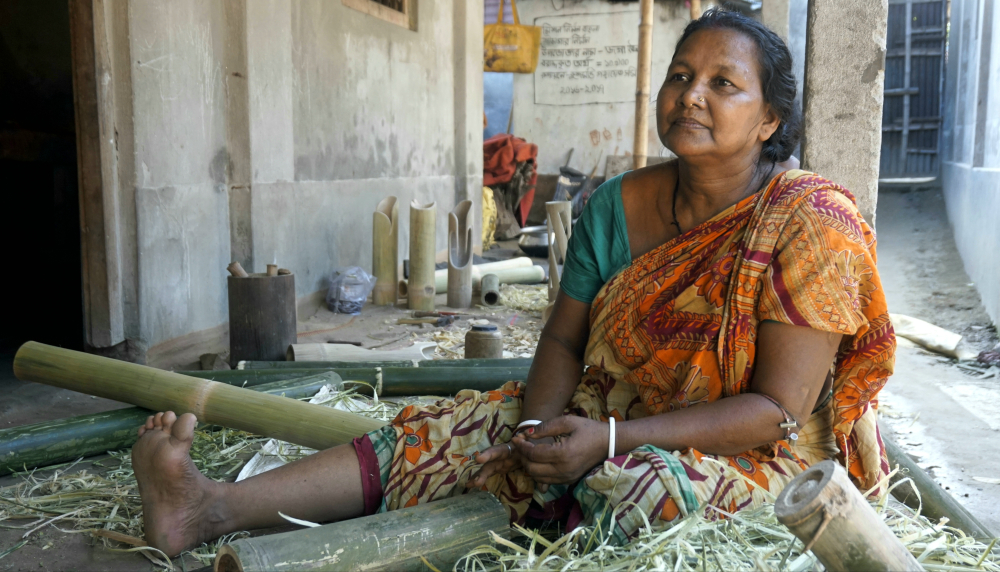 Fig. 9: Kamala Baishya, wife of Jaga Baishya, is a regular performer for her husband’s group. Like all khon artists, she sustains her family by carving out and exporting wooden artefacts.