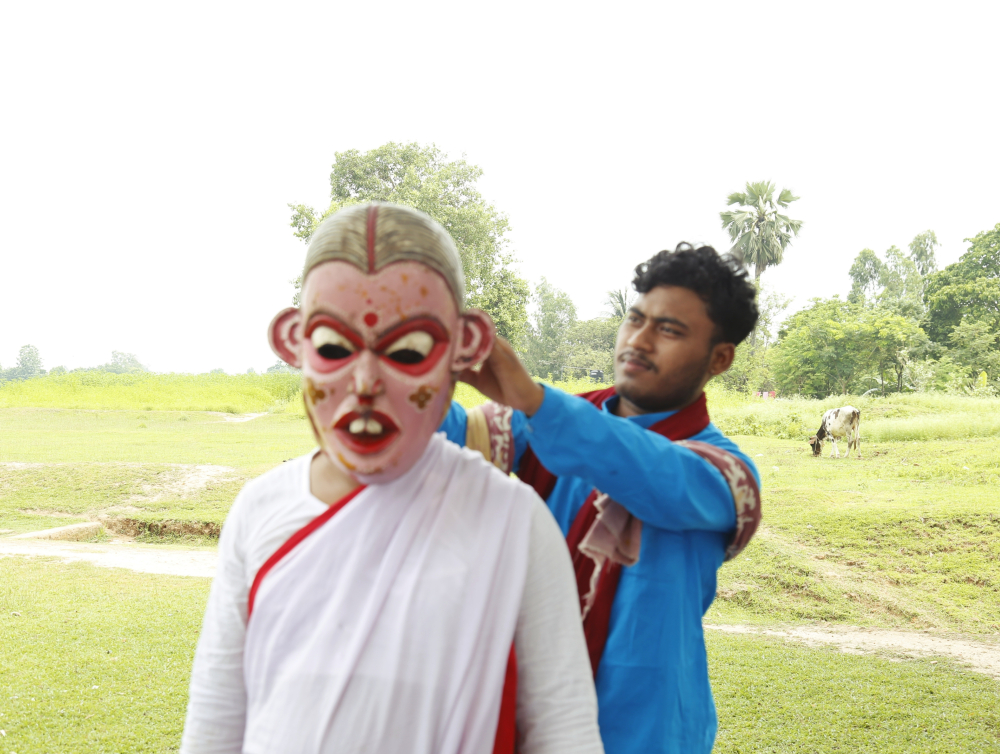 Fig. 3: Saral Sarkar getting ready for his performance as the lead female protagonist in the khon, Mayabondoki. Apart from female make-up accessories and attire, male performers who cross-dress as women characters also use wooden masks or mukha to make the characters more believable.