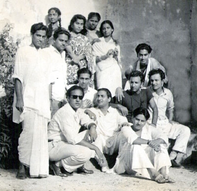 Group photograph of Talat Mahmood, Mohd Rafi, Kishore Kumar, Mukesh, Geeta Dutt, GM Durrani, Meena Kapoor, Kamal Barot, Mubarak Begum and others, Photo: Wikimedia Commons
