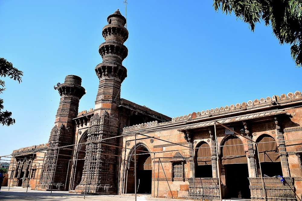 Jhulta Minars, Shaking Minrest, Sidi Bashir Mosque, Ahmedabad, Ahmedabad monuments, Courtesy: Miteshps1986/Wikimedia Commons
