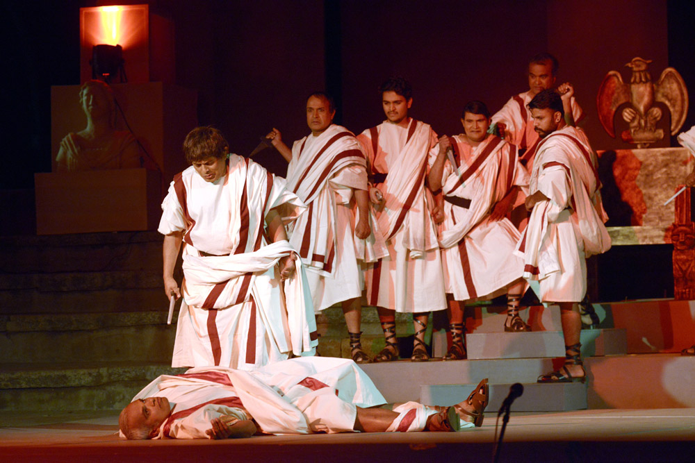 Fig. 9. Julius Caesar, directed by G.K. Govindarao. In an elaborate set, H.K. Dwarkanath converted the amphitheatre to the palace and streets of Rome, while the audience sat on the ‘stage’ (Courtesy: Rangayana)