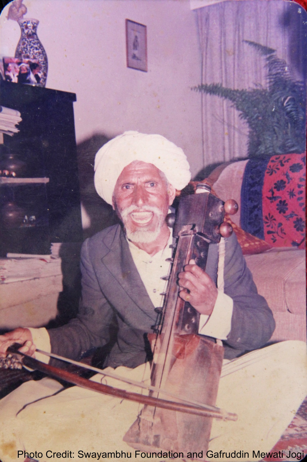 Gafruddin ji’s father, Buddha Singh Jogi, playing the sarangi and performing at Sangeet Natak Akademi, New Delhi, in 1986. It was from Buddha Singh ji that Gafruddin ji learnt the 48-hour-long Pandun ka kada. Buddha Singh ji knew 28 different lok gaathas (folktales)