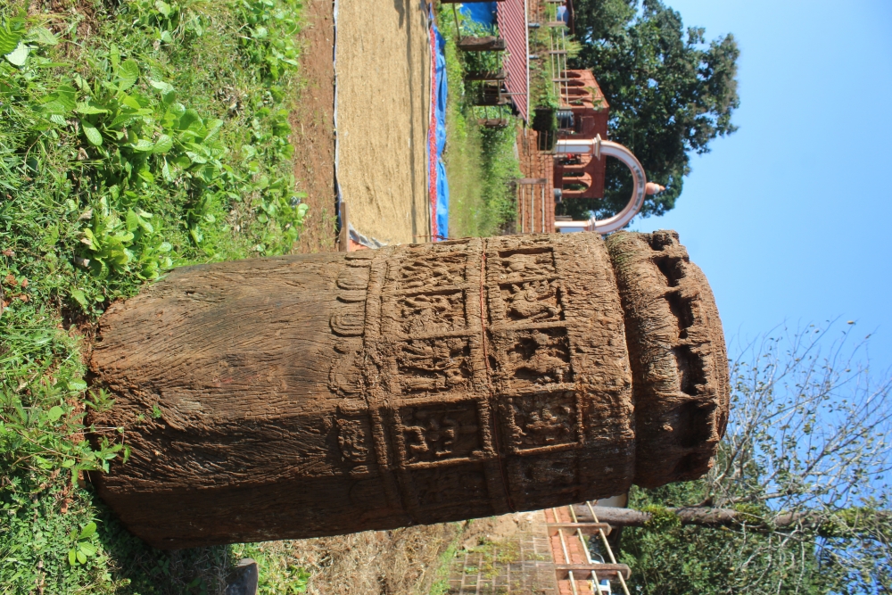 Fig. 2: Temple of Shri Betal Poinguinim, destroyed. One of the columns of the destroyed temple, laying abandoned in the vicinity of the new building.