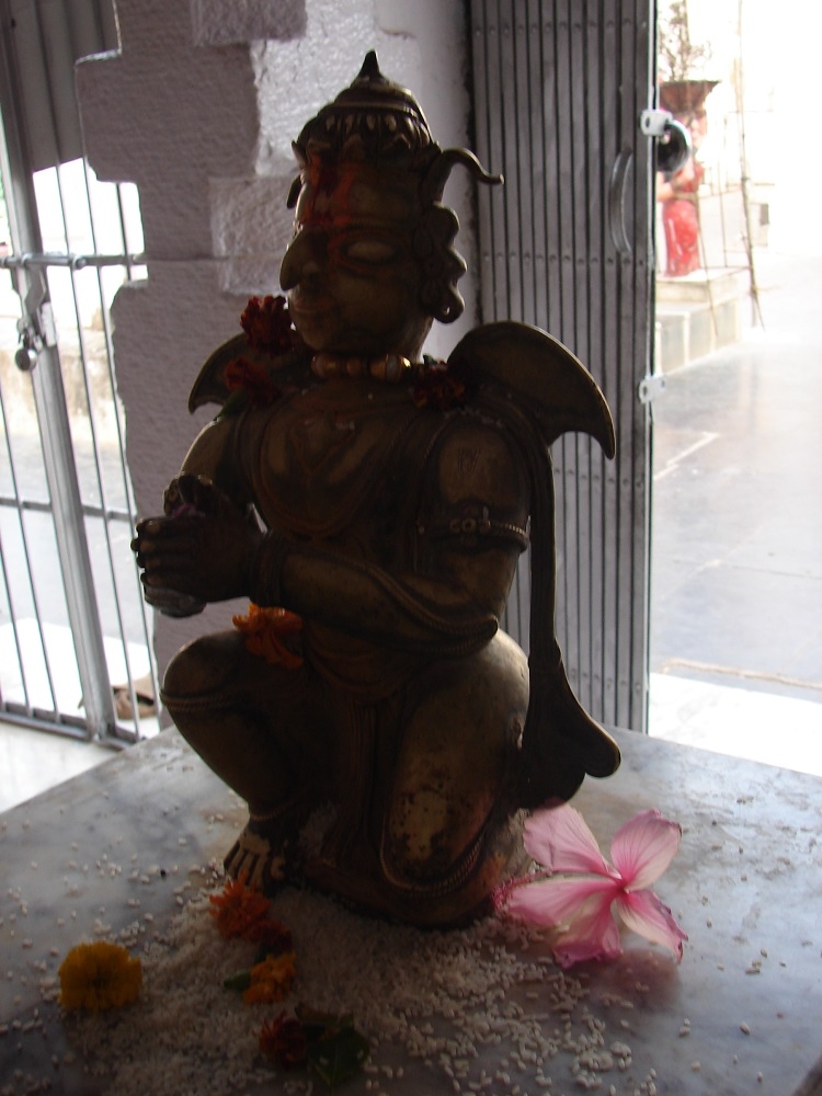 Image of Garuda at Rajeevlochan temple, Rajim