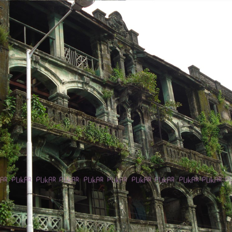 Around the corner from India United Mill No. 2 stands a dilapidated chawl that boasts of Victorian-style architecture. Police occupied it earlier, but since it was already in a state of ruin, it was vacated and is in the same condition till date.