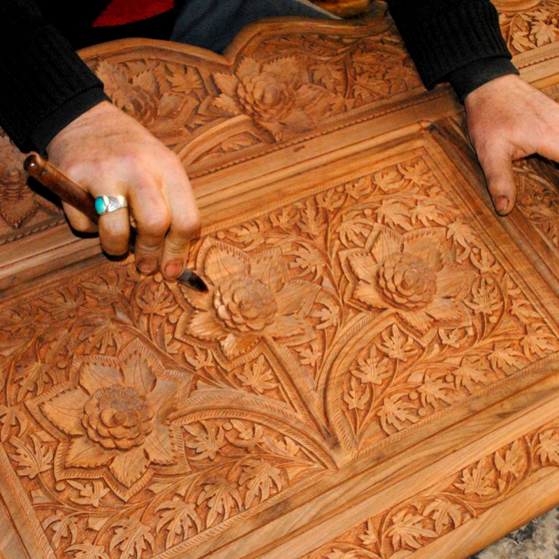 A polisher at work in a kharkhana 