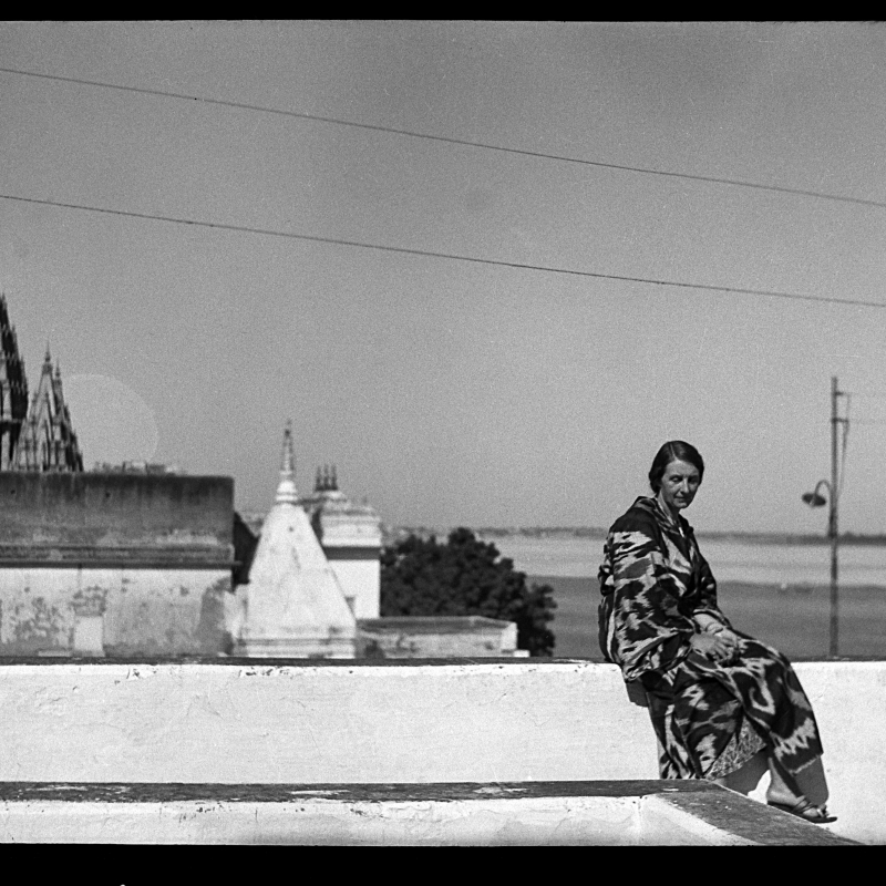Alice Boner on the terrace of the Assi Sangam House, Varanasi, photographed by Alfred Würfel, 1936–40 (Museum Rietberg, Zürich)