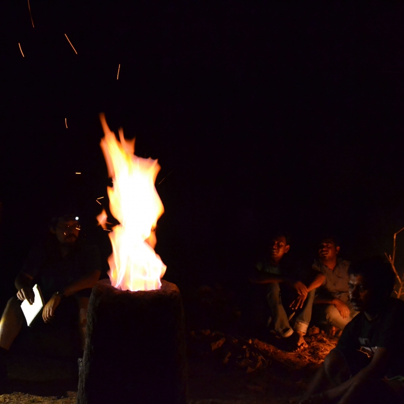 लोहा बनाने के लिए झारखण्ड के सखुआपानी गाँव में जलती हुई भट्ठी  (फोटो: विजय गुप्ता, सखुआपानी, नेतरहाट, 14 मई 2013)