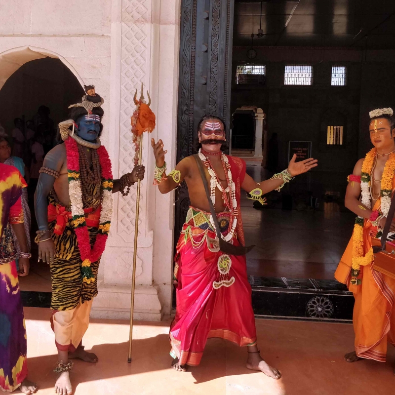 Bahurupis performing the story of the mythological demon Bhasmasura (Courtesy: Priya V.)