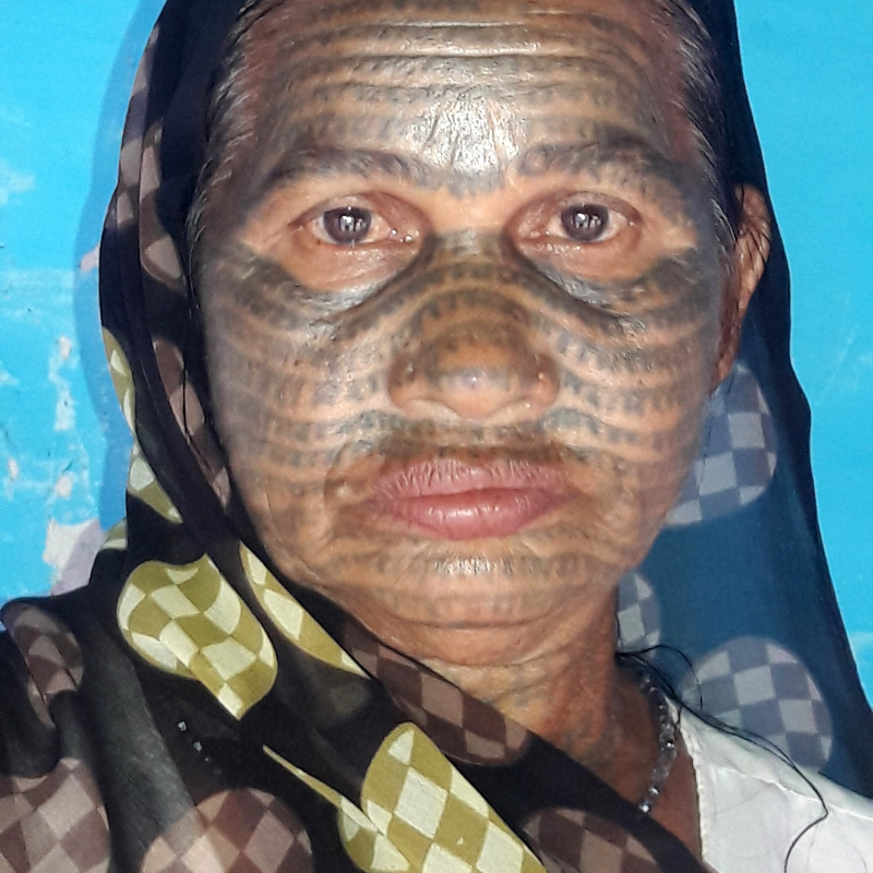 A Ramnami woman poses outside her house in village Saraskela, Chhattisgarh (Courtesy: Vishakha Khetrapal)