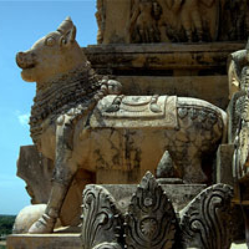 Sculpture of Nandi in Gangaikondacholapuram temple 