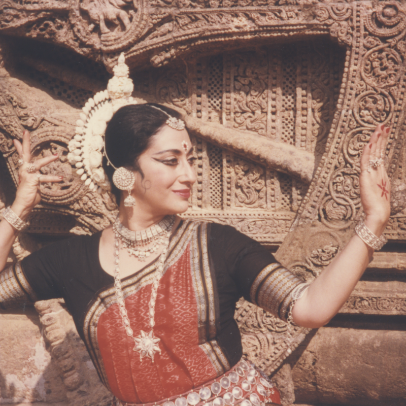 Sharon Lowen posing in the backdrop of Konark Temple. Credit Sharon Lowen  